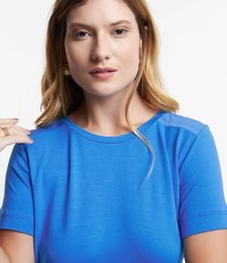 Blusa em Viscose com Detalhe Texturizado no Ombro