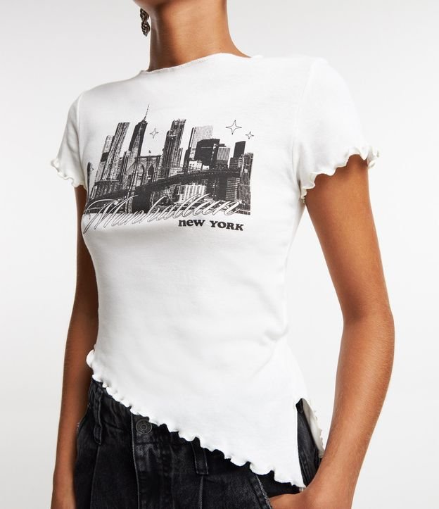 Blusa Cropped em Ribana com Estampa Manhattan e Barra Assimétrica Branco 5