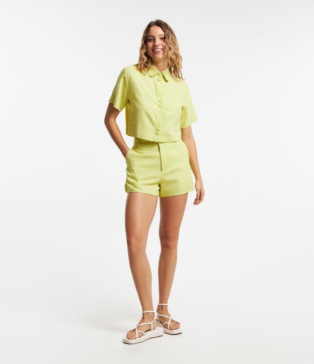 Short Curto em Viscose e Linho com Botão Forrado