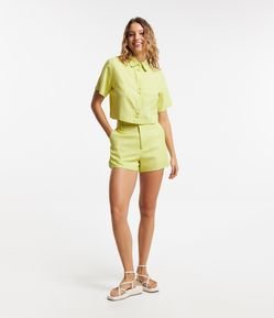 Short Curto em Viscose e Linho com Botão Forrado