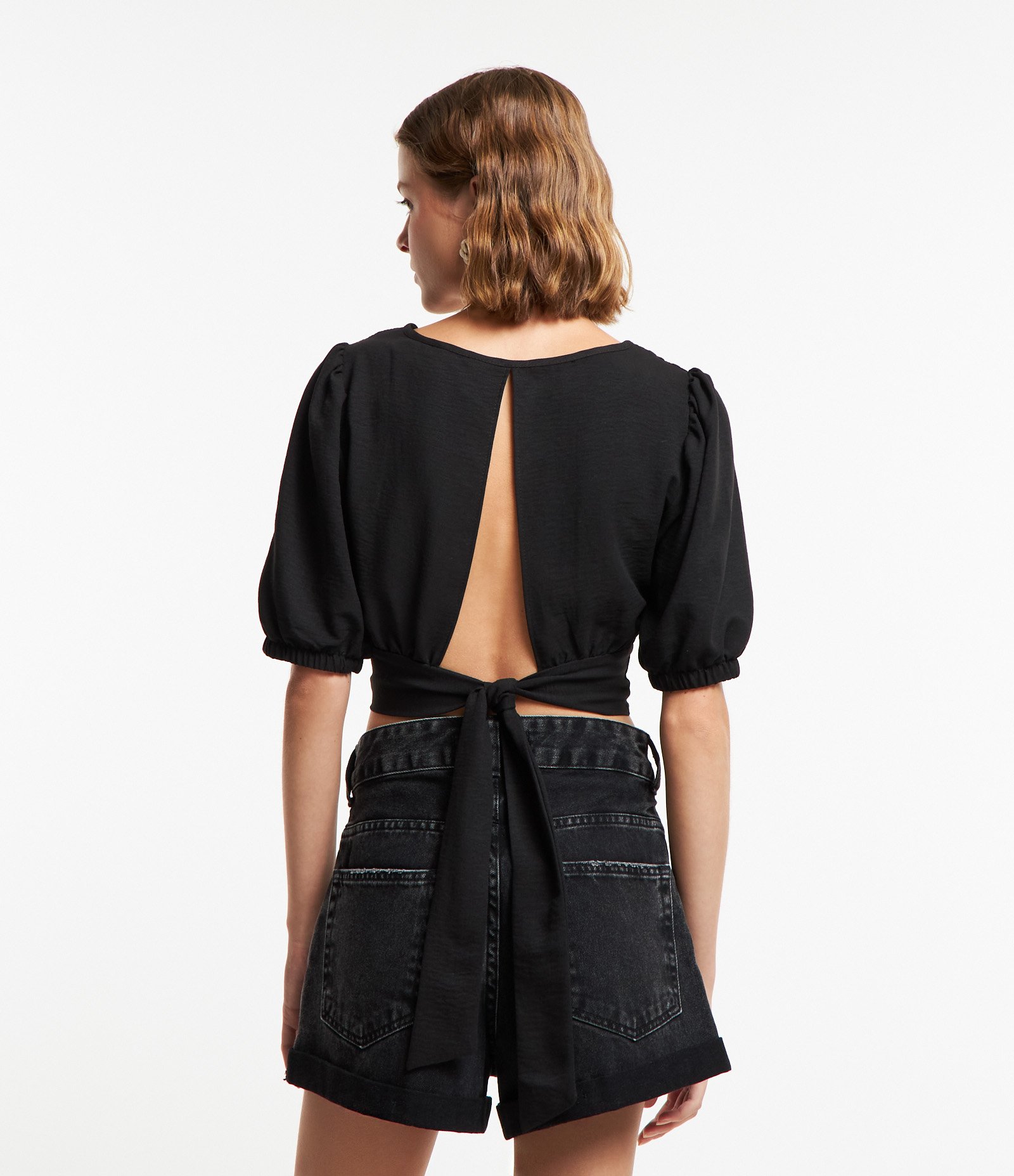 Blusa Cropped em Crepe com Manga Bufante e Brilhos Aplicados Preto 3
