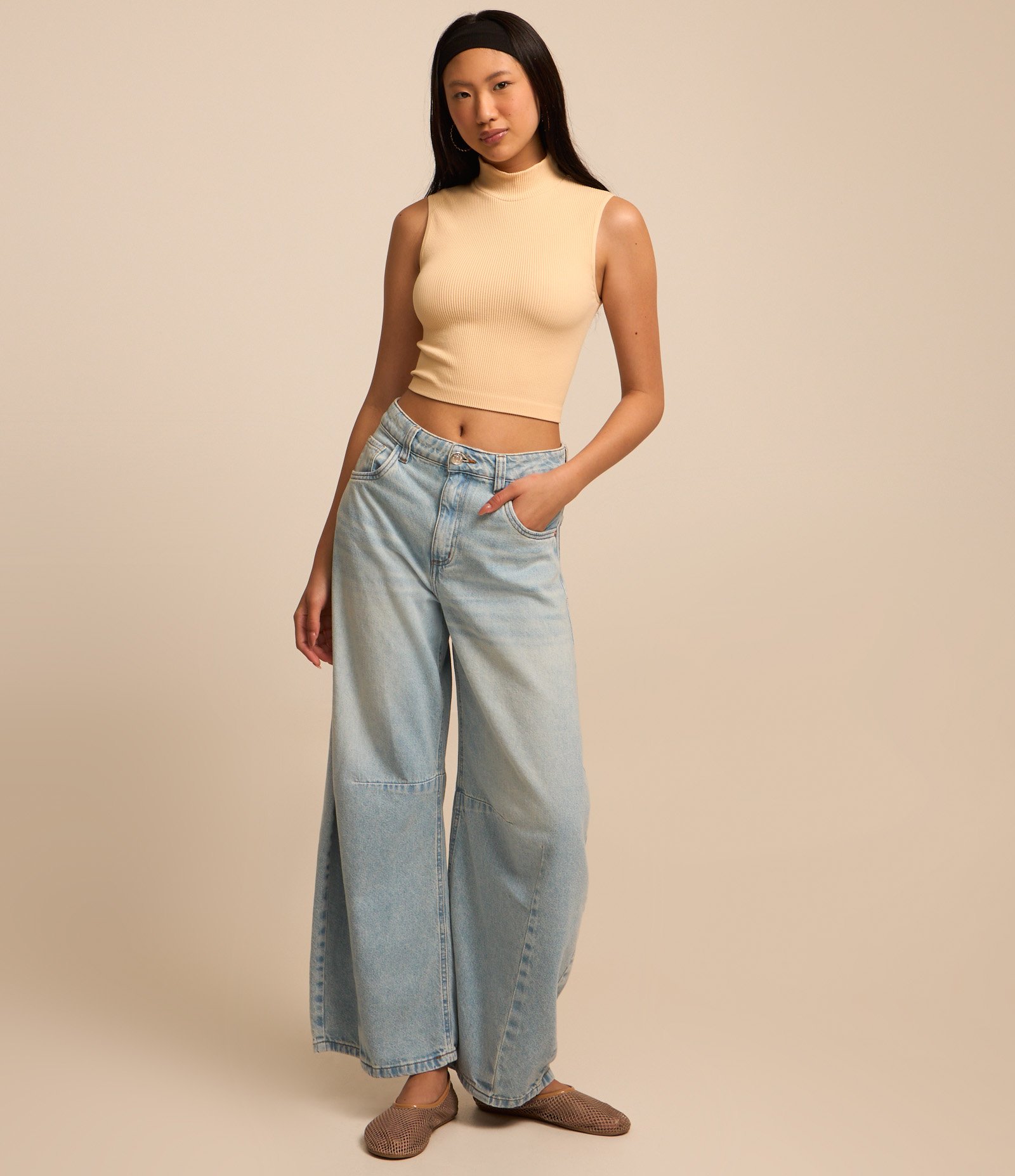 Blusa Regata em Poliamida Canelada Sem Costura e com Golinha Alta Bege 2