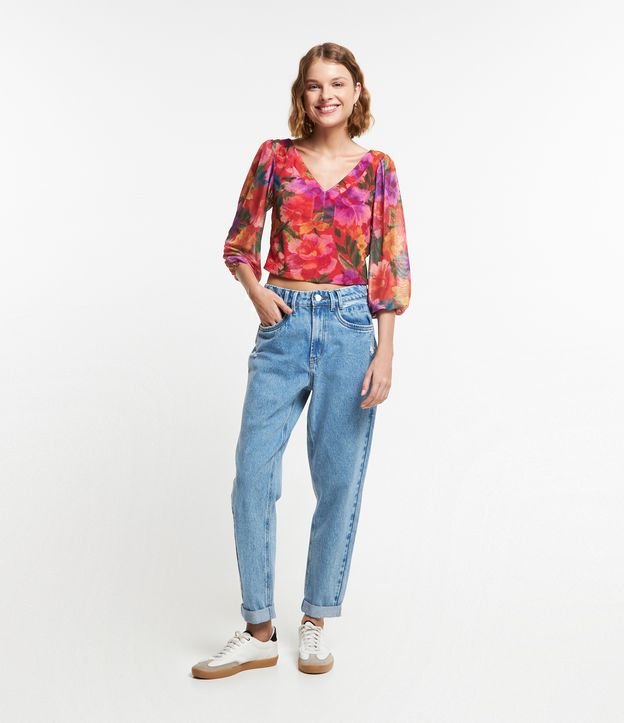 Calça Mom em Jeans com Bolsos e Puídos