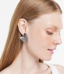 Brinco Botão com Formato de Coração Irregular