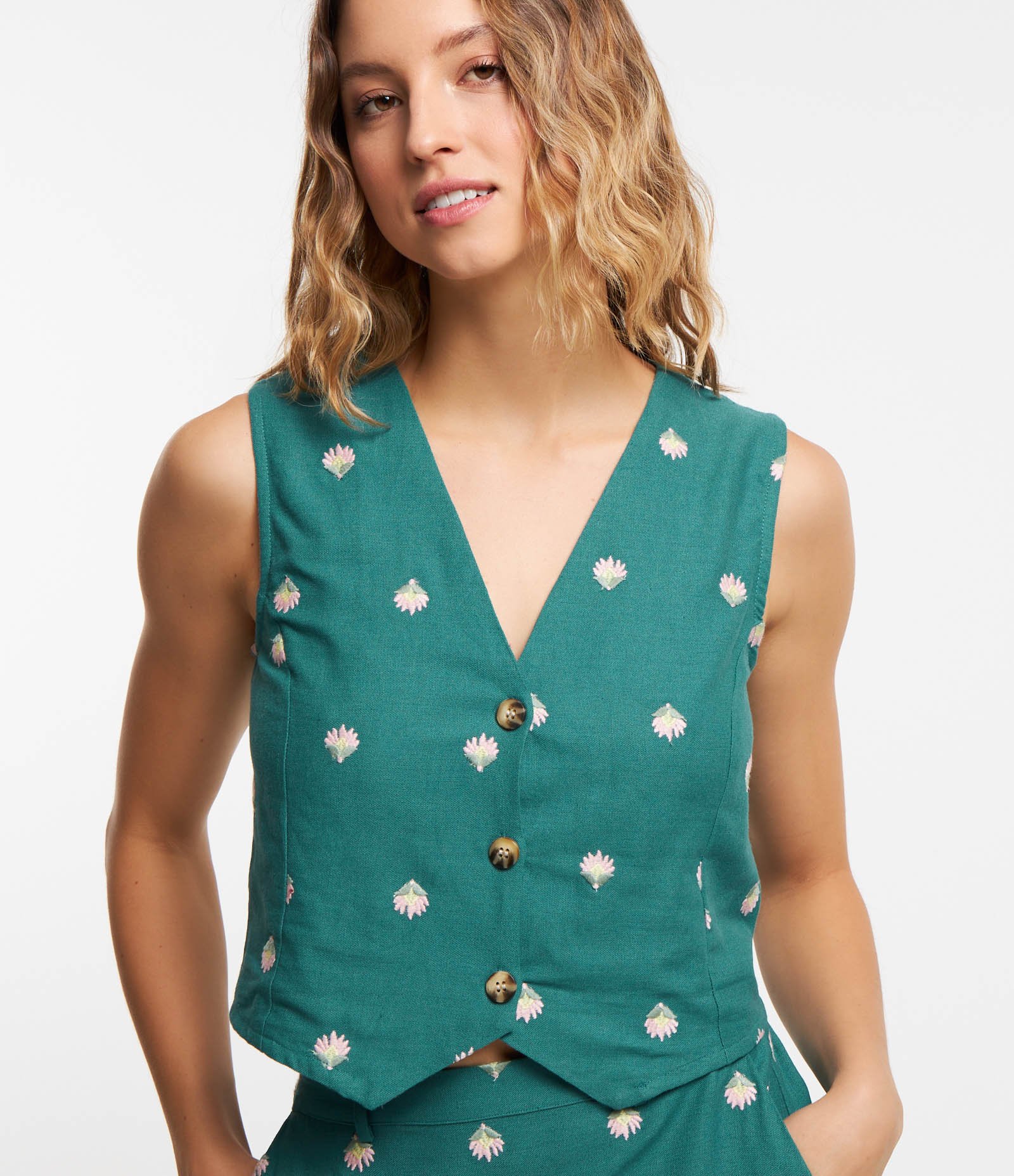 Colete Curto em Viscose com Linho e Bordado de Florzinhas Verde 4