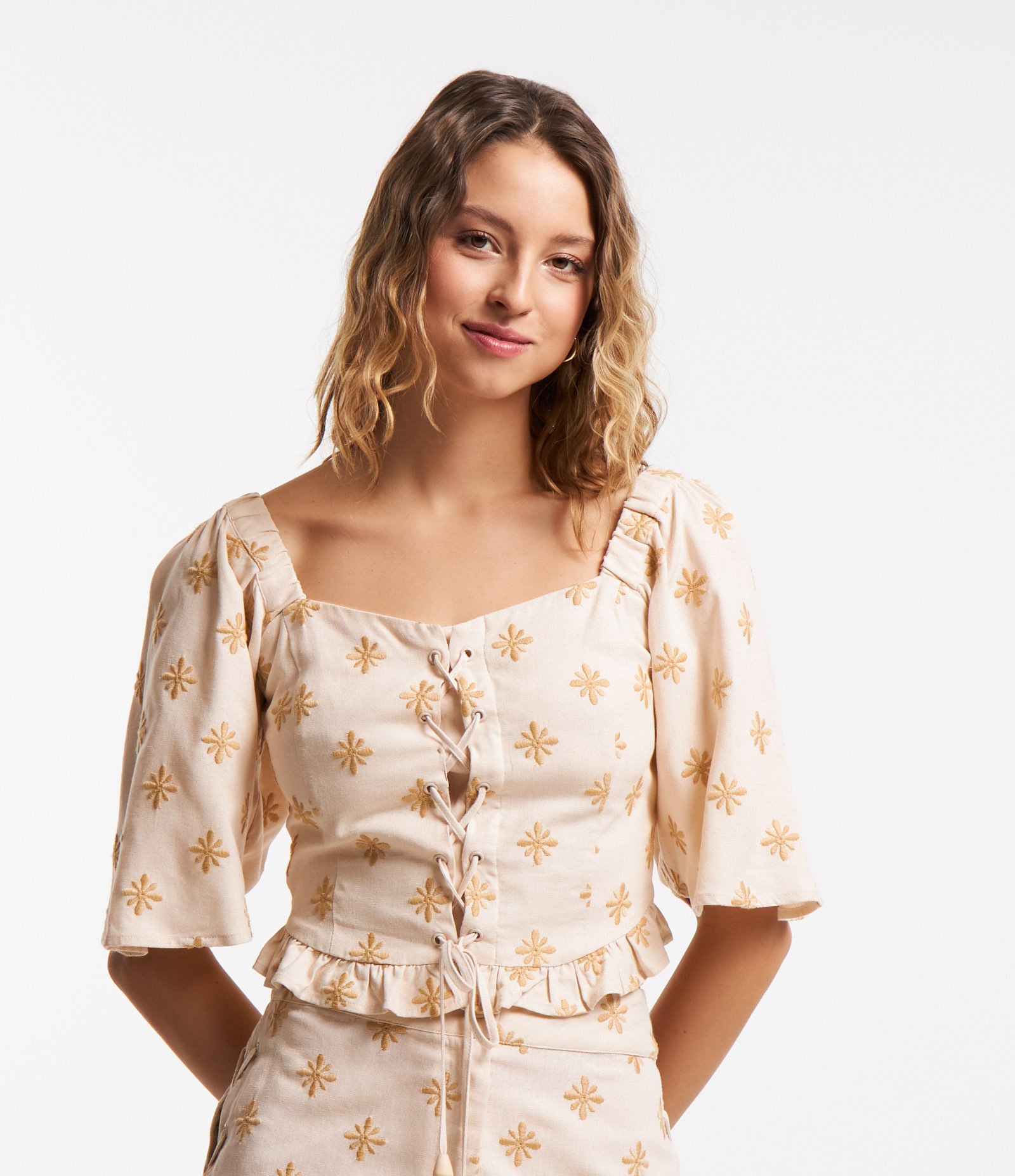 Blusa em Viscose com Linho Amarração com Ilhoses e Bordado de Florzinhas Bege 1