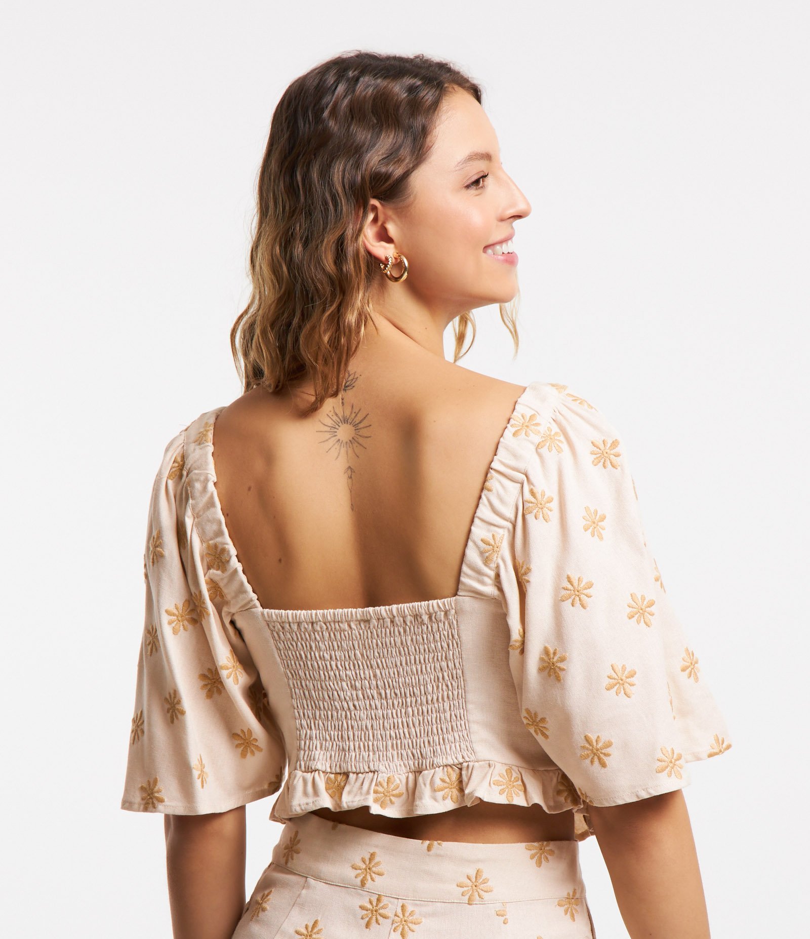 Blusa em Viscose com Linho Amarração com Ilhoses e Bordado de Florzinhas Bege 3