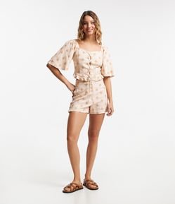 Short Curto em Viscose com Linho e Bordado de Florzinhas