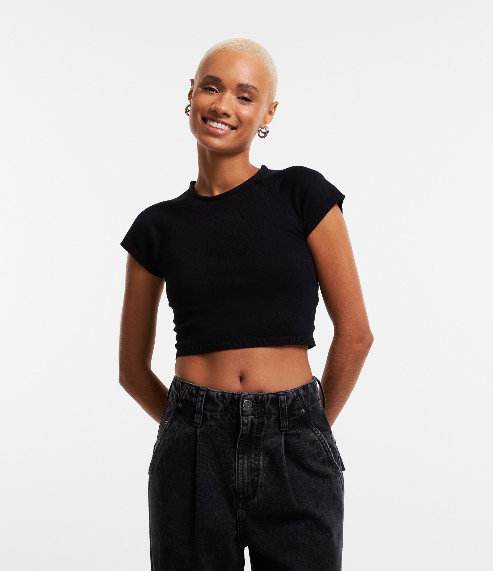 Blusa Cropped em Viscose Canelada com Cava Raglan Preto 1