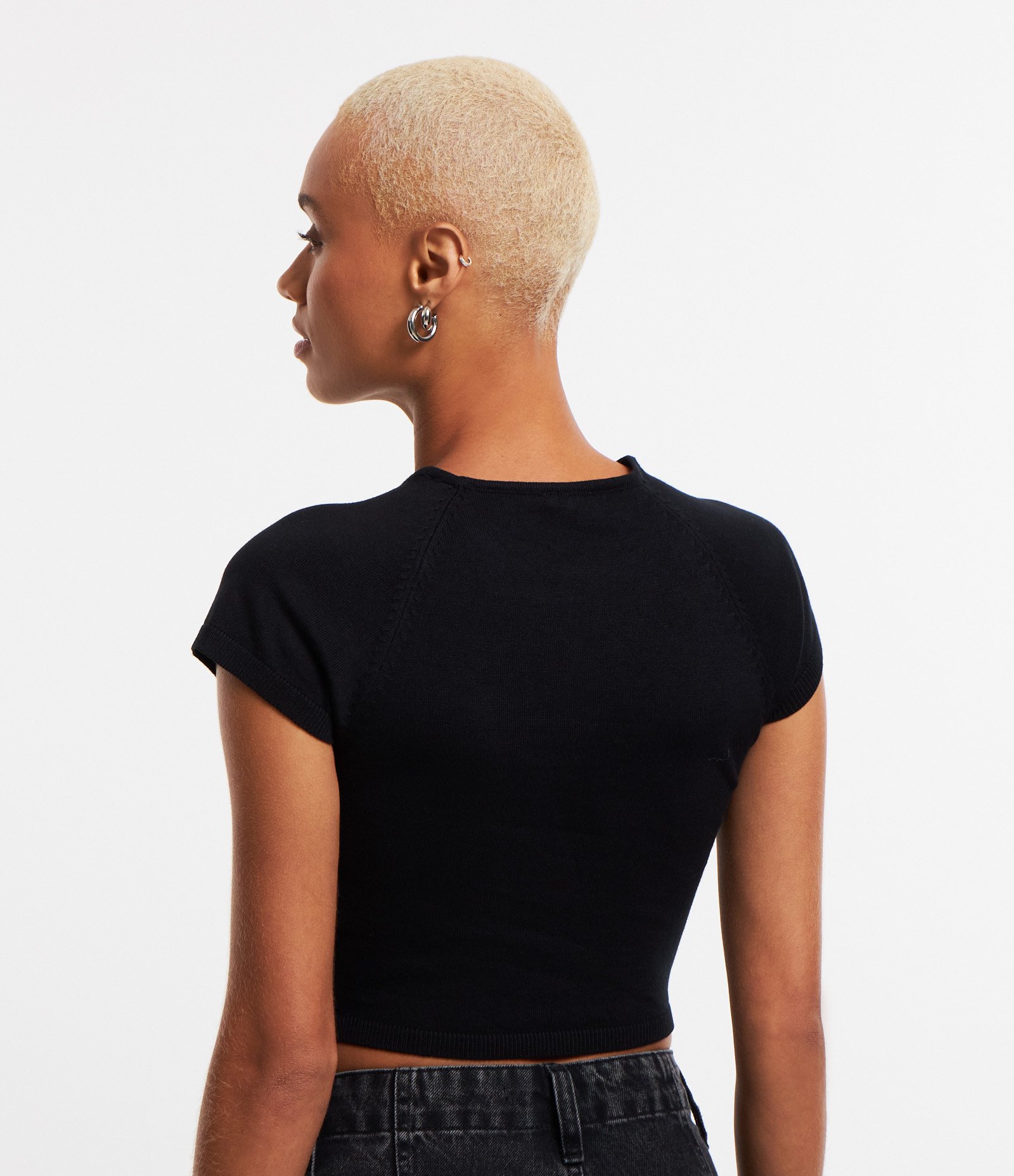 Blusa Cropped em Viscose Canelada com Cava Raglan Preto 3