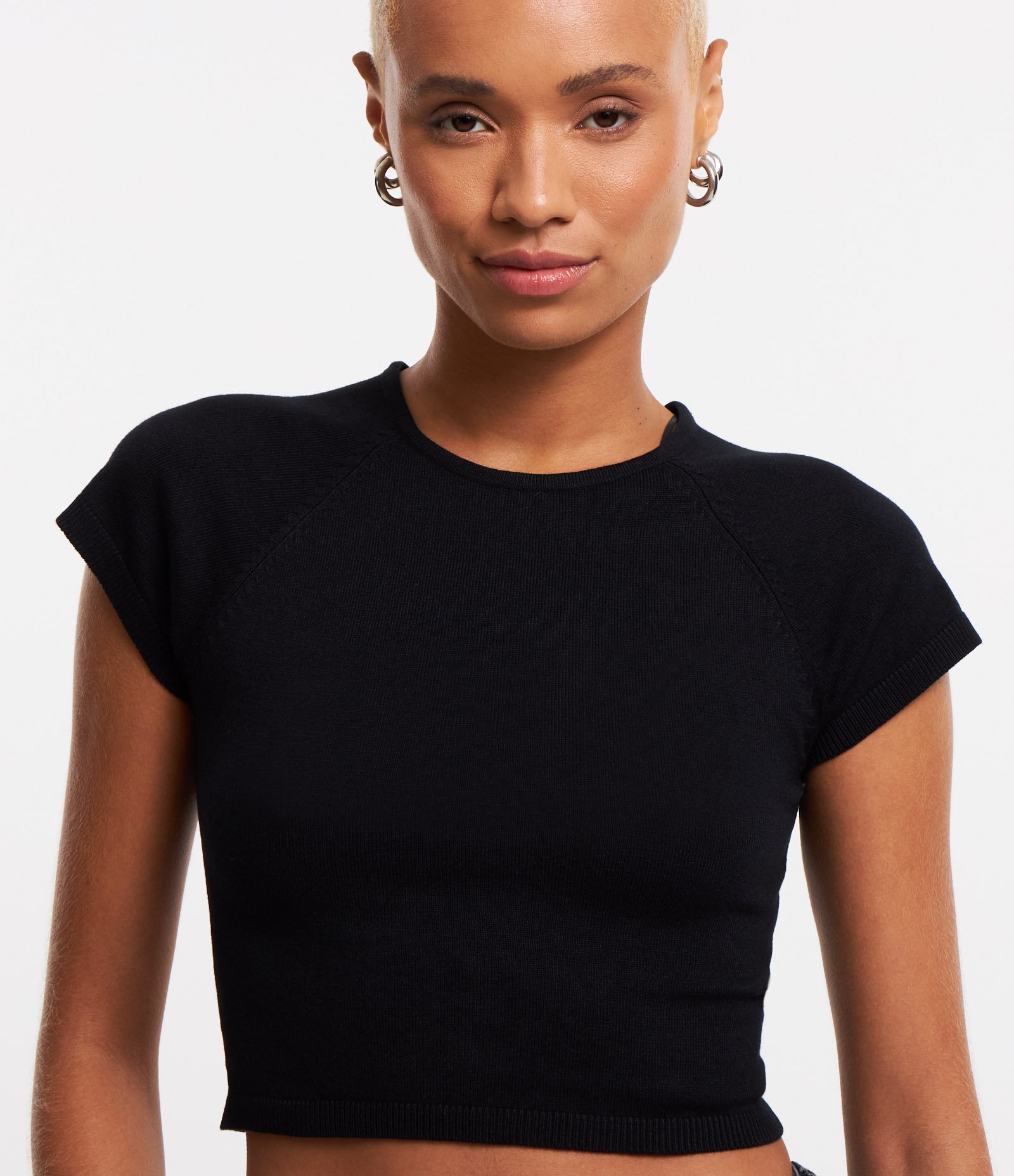 Blusa Cropped em Viscose Canelada com Cava Raglan Preto 4
