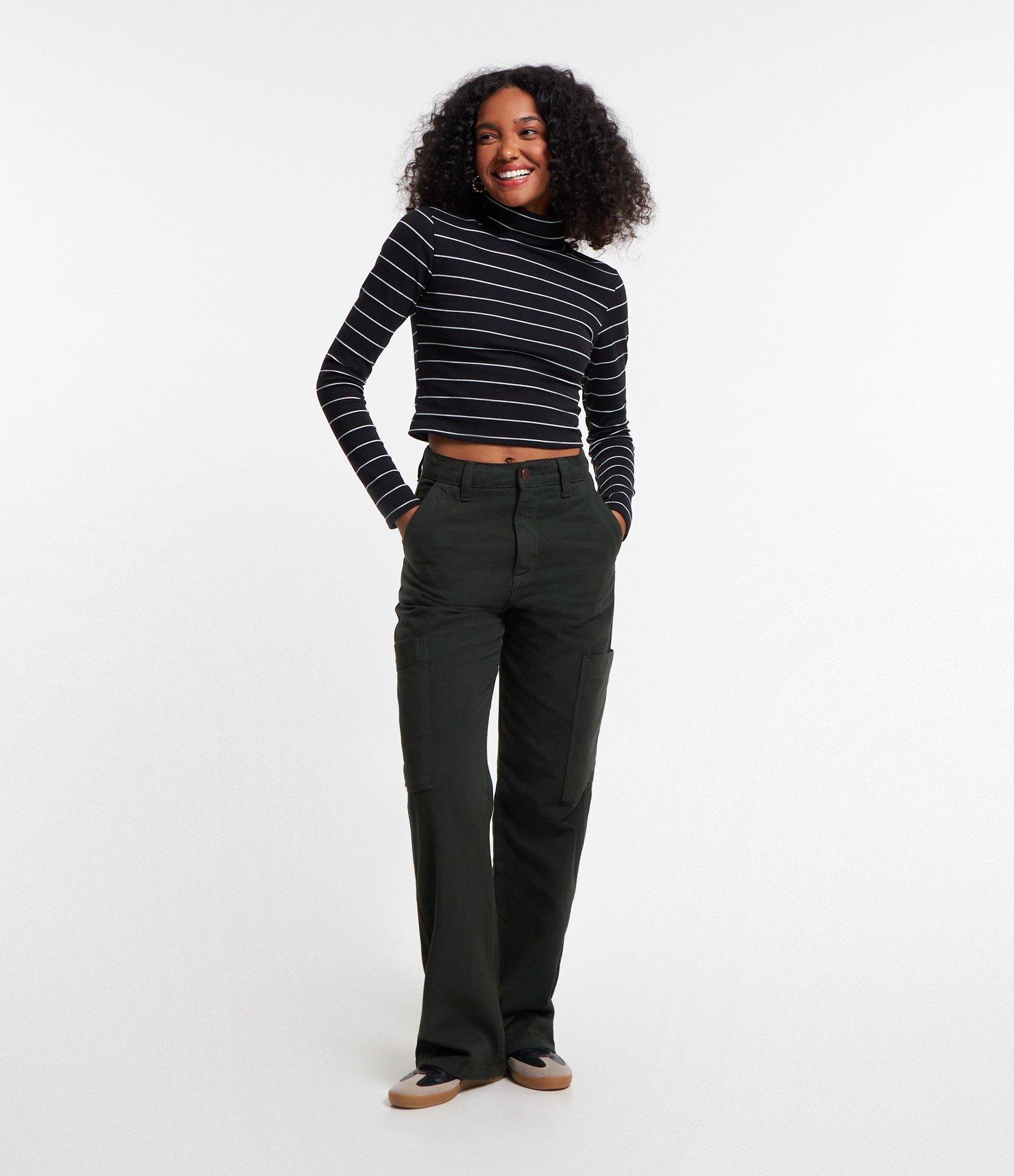 Calça Wide Leg em Sarja com Bolso Cargo sem Lapela 1