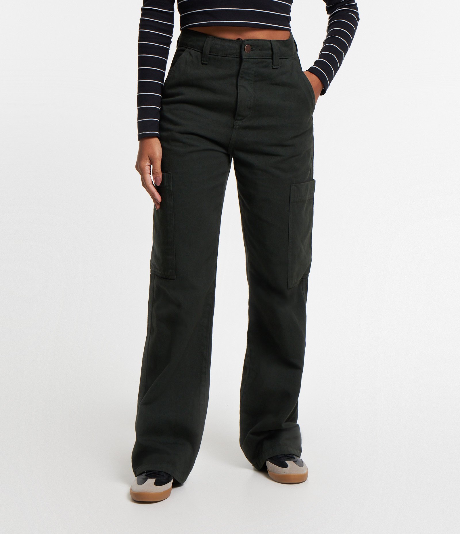 Calça Wide Leg em Sarja com Bolso Cargo sem Lapela 2