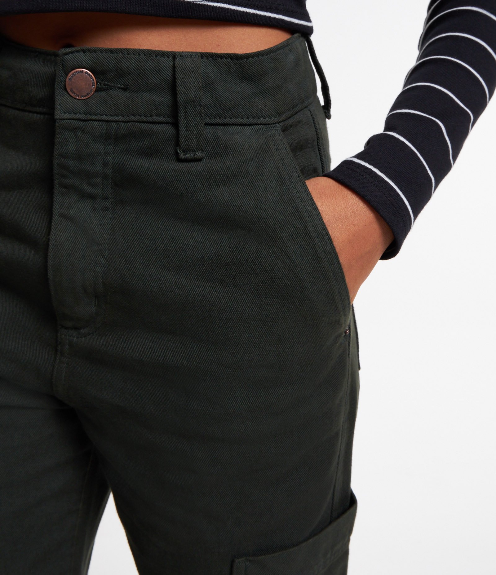 Calça Wide Leg em Sarja com Bolso Cargo sem Lapela 4