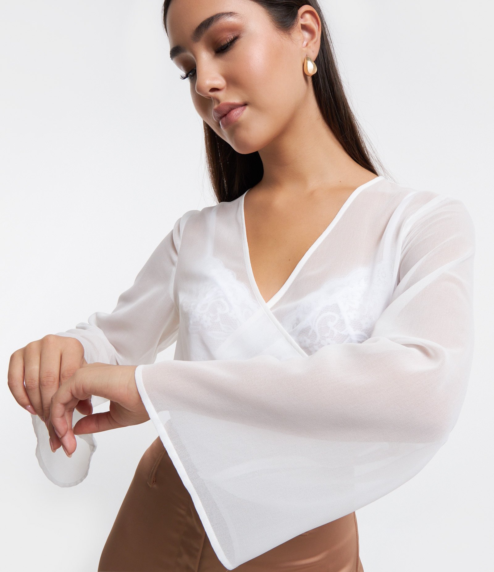 Blusa Cropped Manga Longa em Chiffon com Amarração Branco 4