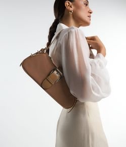 Bolsa Baguete Média com Detalhe em Fivela e Alça com Ilhós