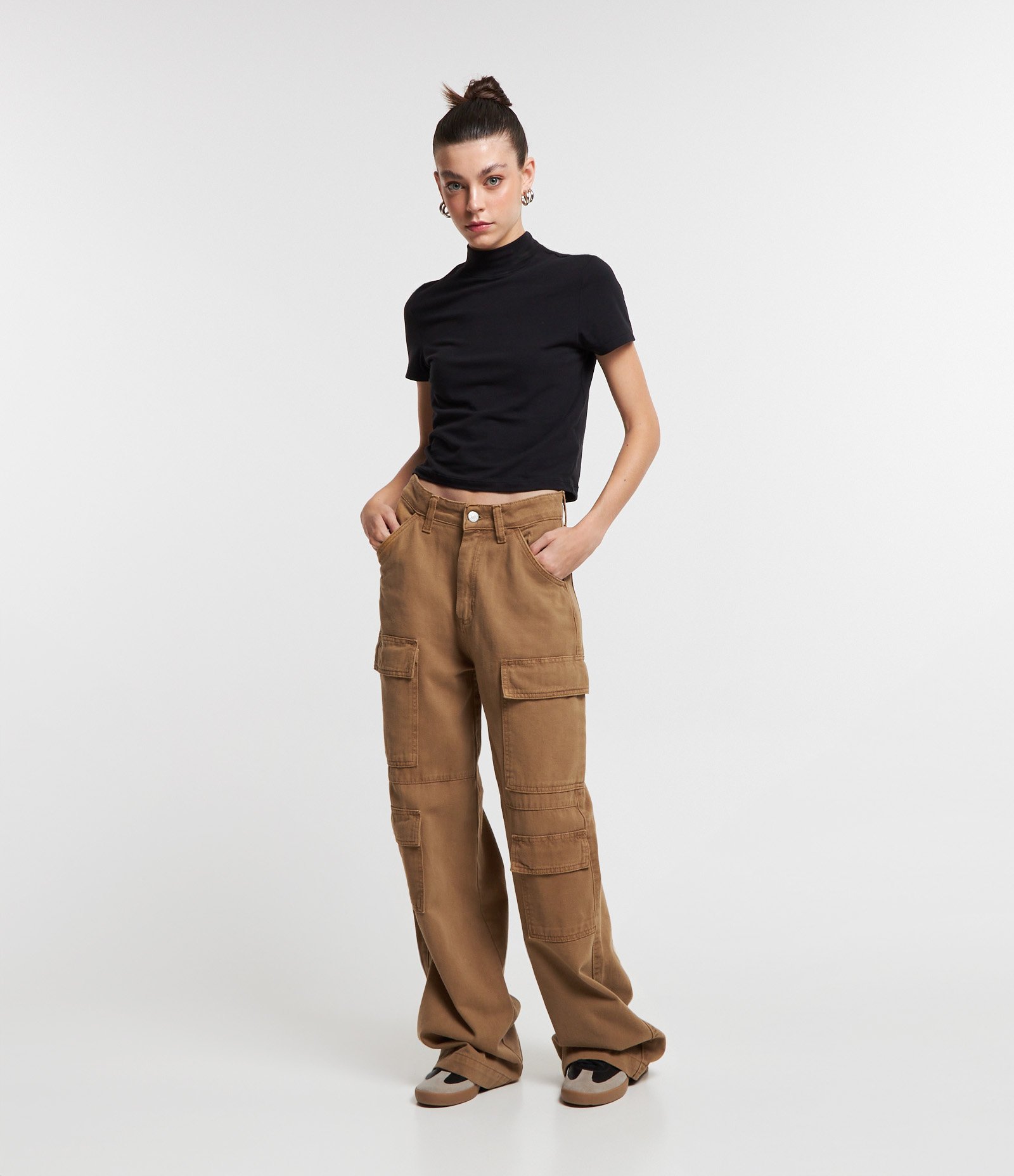 Calça Wide Leg em Sarja com Cintura Alta e Bolsos Cargo 1