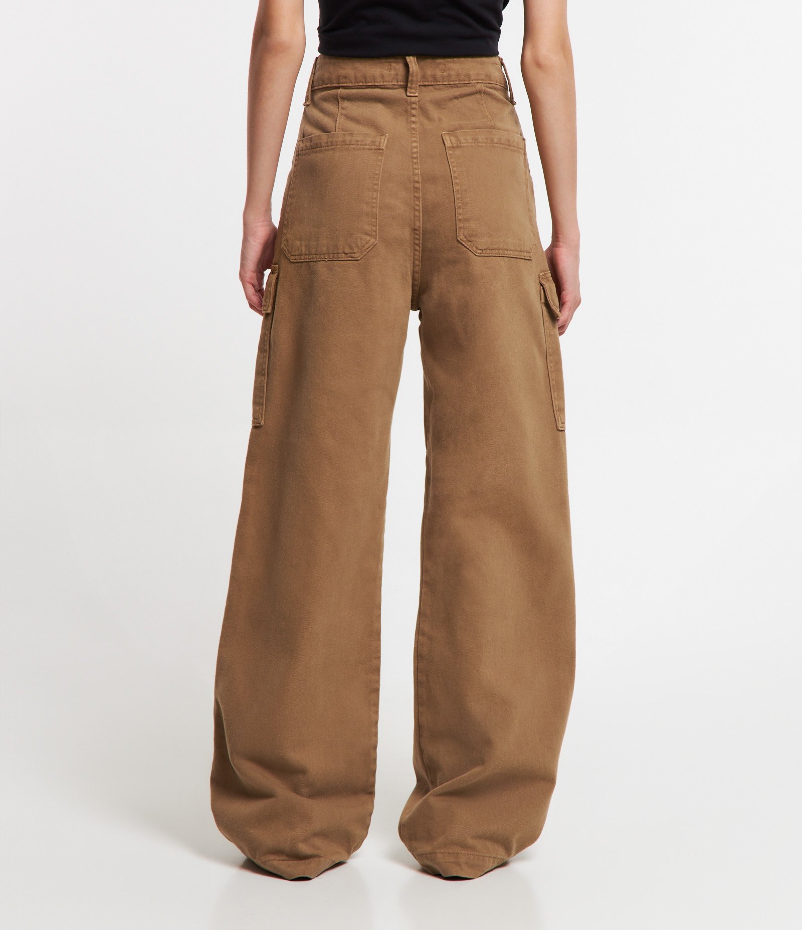 Calça Wide Leg em Sarja com Cintura Alta e Bolsos Cargo 3