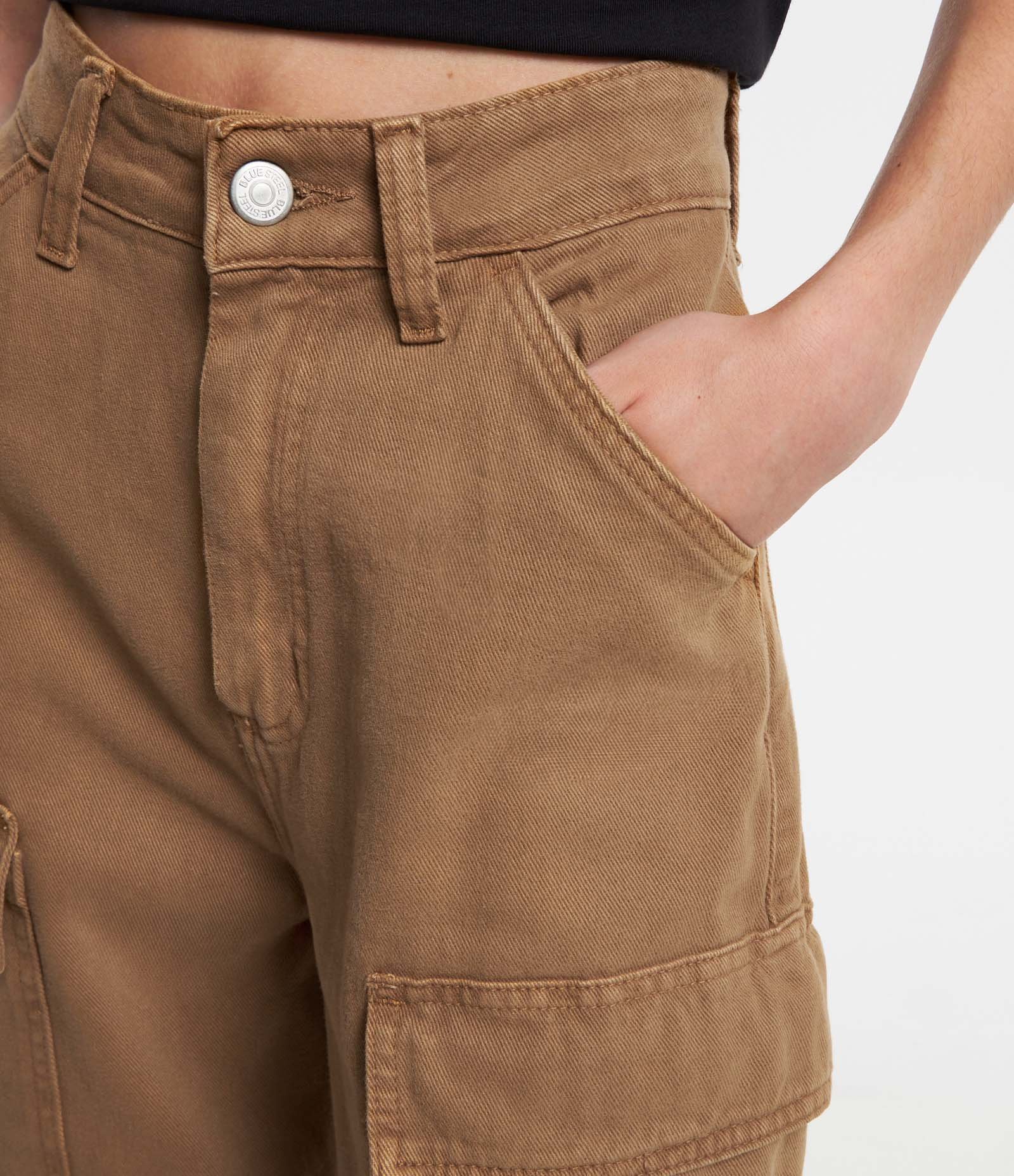 Calça Wide Leg em Sarja com Cintura Alta e Bolsos Cargo 4