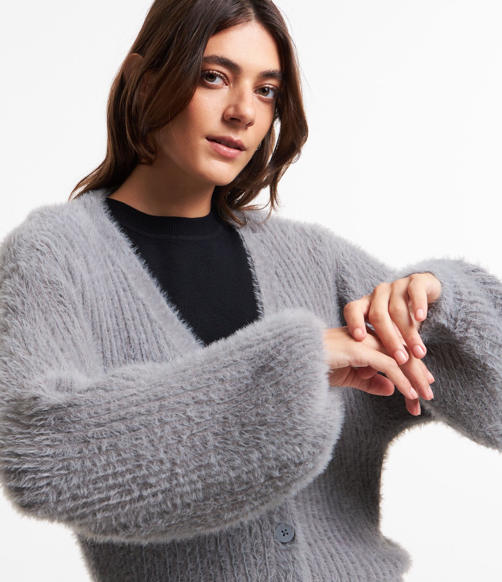 Cardigan Curto em Tricô com Pelinhos Cinza 4