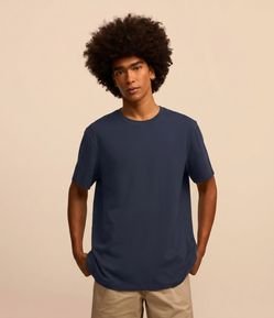 Camiseta Comfort Básica em Malhão com Etiqueta na Manga
