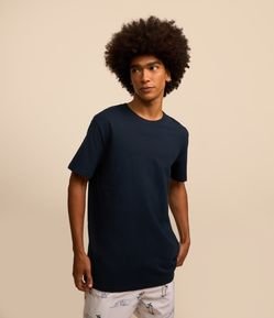 Camiseta Comfort Básica em Malhão com Etiqueta na Manga