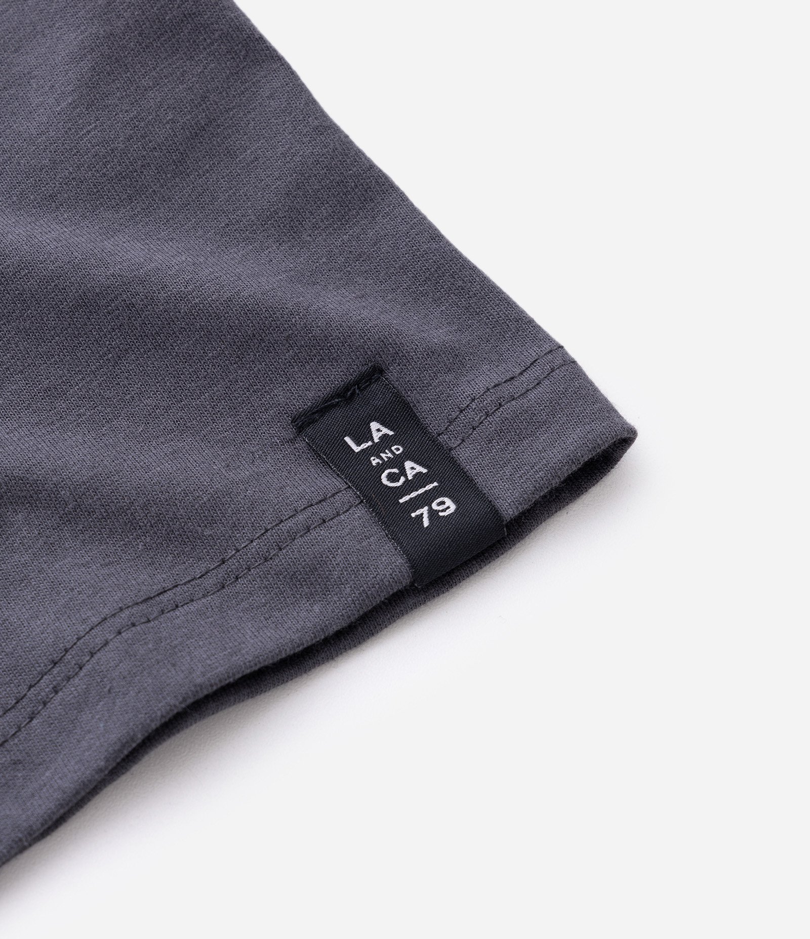 Camiseta Comfort Básica em Malhão com Etiqueta na Manga Cinza Escuro 7