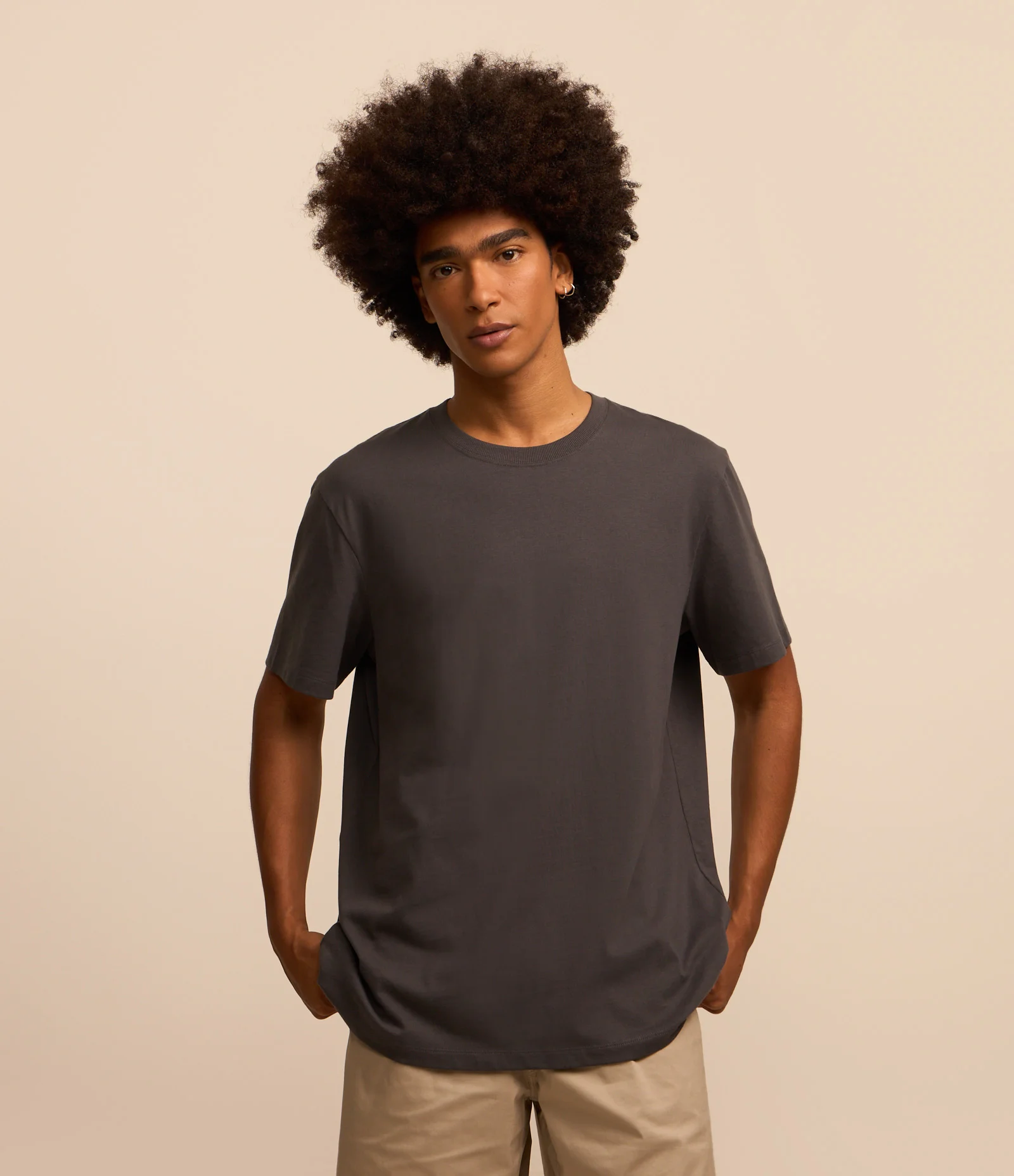 Camiseta Comfort Básica em Malhão com Etiqueta na Manga Cinza Escuro 1