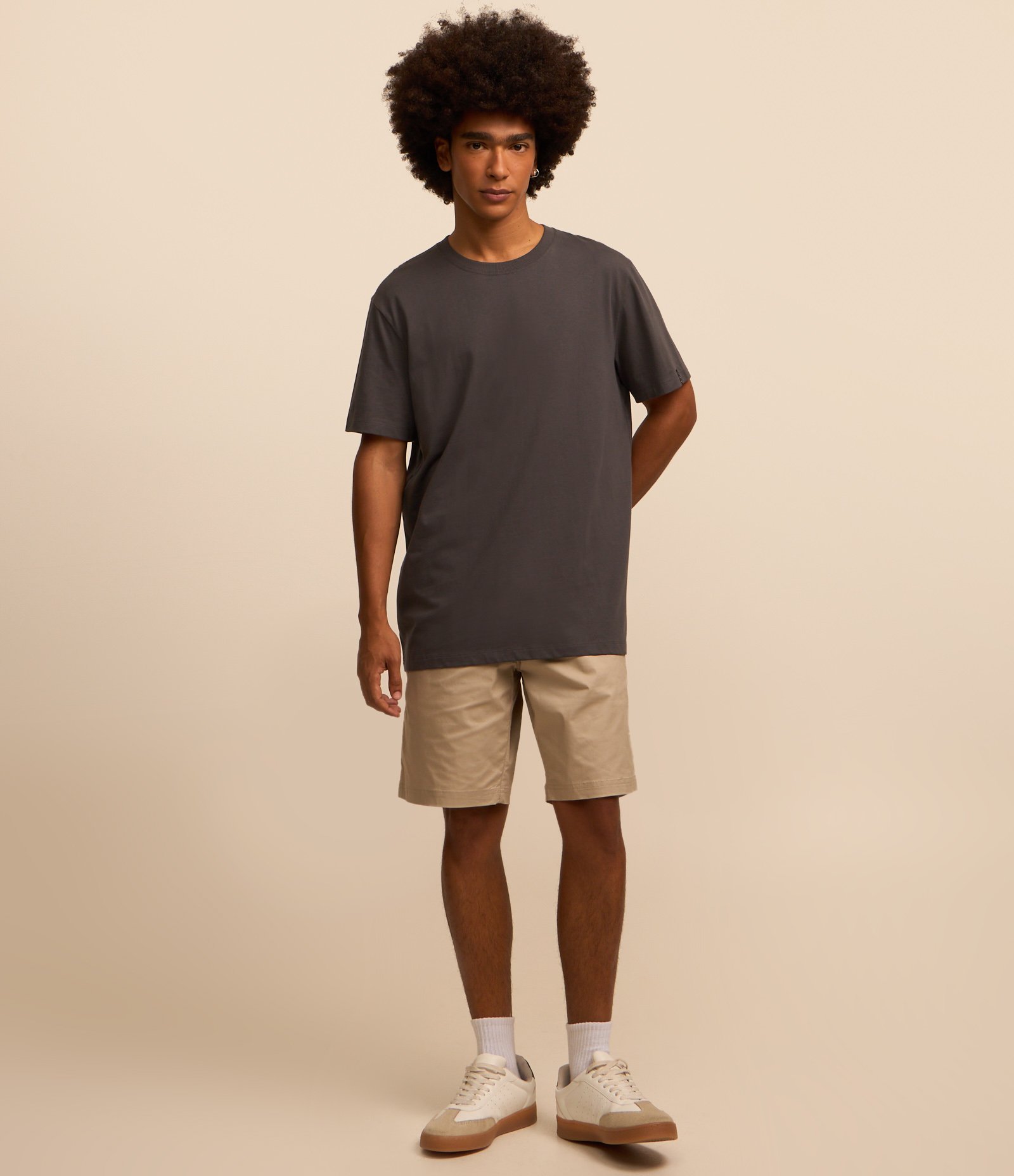 Camiseta Comfort Básica em Malhão com Etiqueta na Manga Cinza Escuro 2