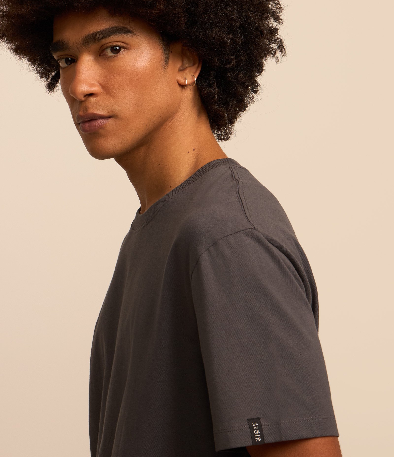 Camiseta Comfort Básica em Malhão com Etiqueta na Manga Cinza Escuro 3