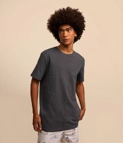Camiseta Comfort Básica em Malhão com Etiqueta na Manga
