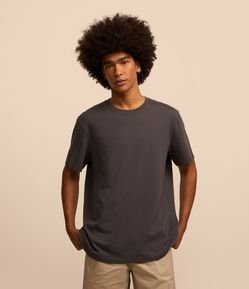Camiseta Comfort Básica em Malhão com Etiqueta na Manga
