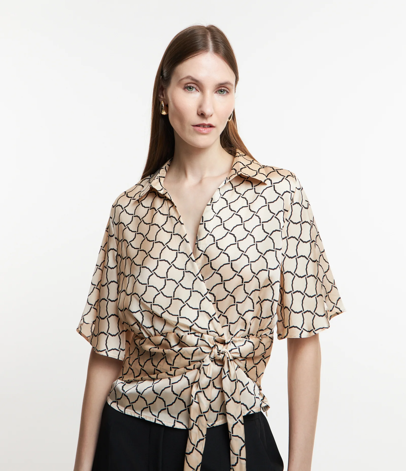Blusa em Tecido Acetinado com Amarração e Estampa Geométrica Bege 1