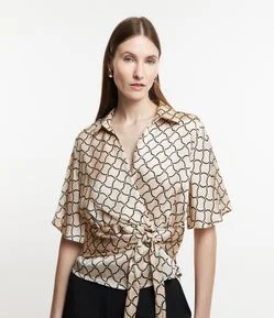 Blusa em Tecido Acetinado com Amarração e Estampa Geométrica