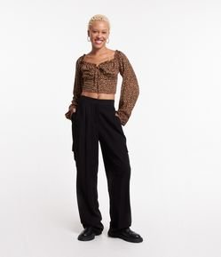 Calça Reta em Alfaiataria com Bolsos Cargo