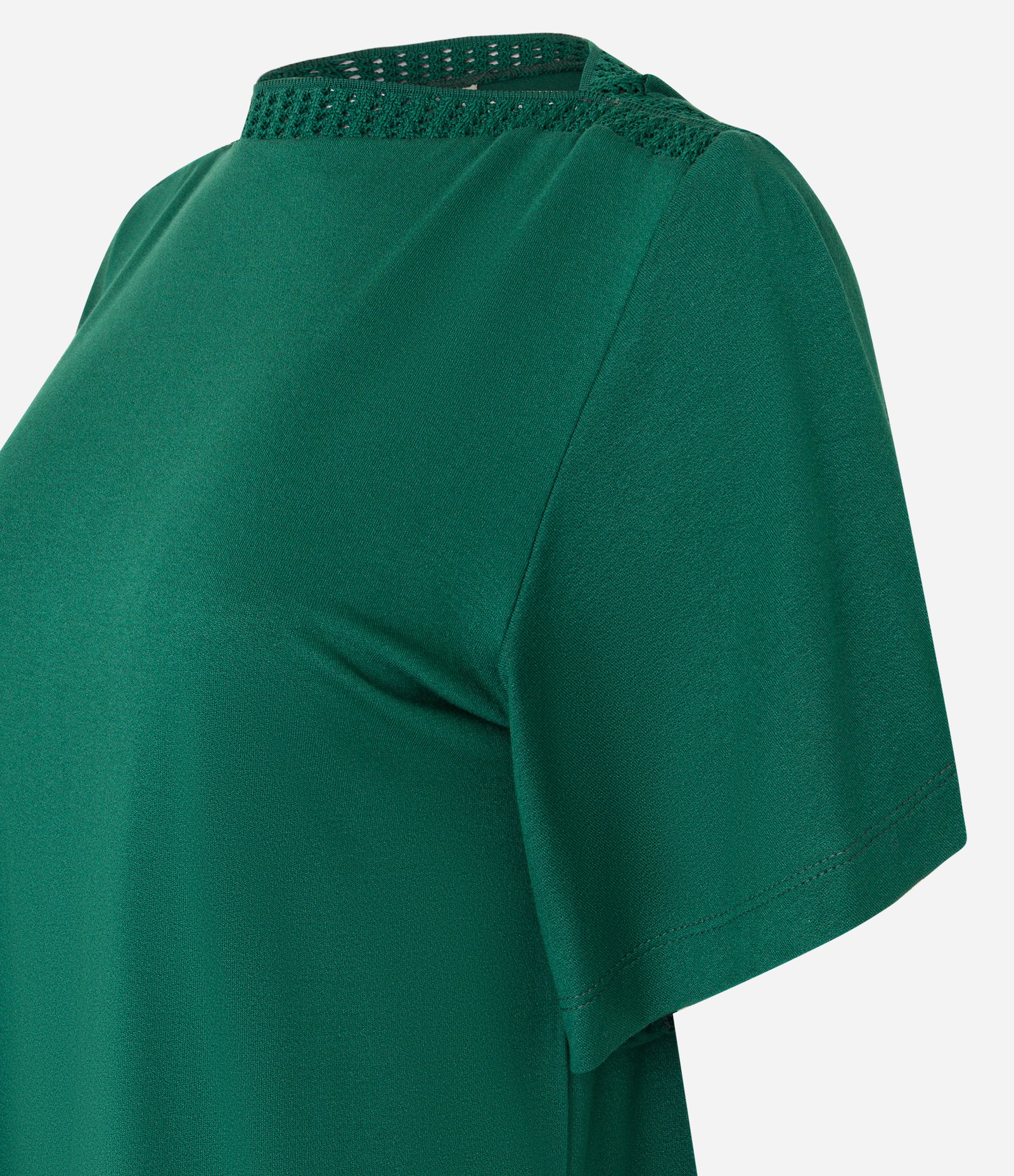 Blusa em Viscose com Gola Canoa Texturizada Verde 7