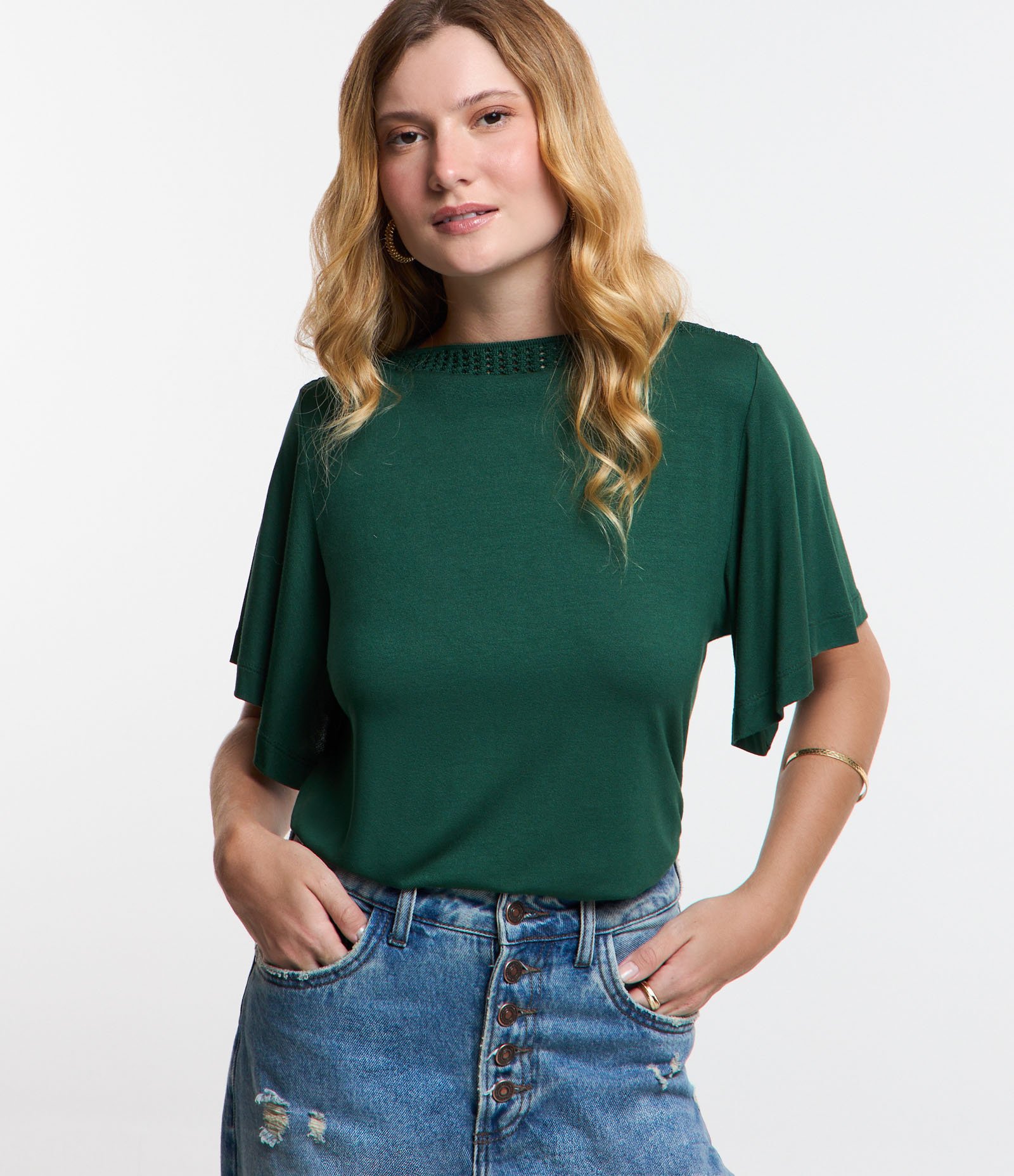 Blusa em Viscose com Gola Canoa Texturizada Verde 1