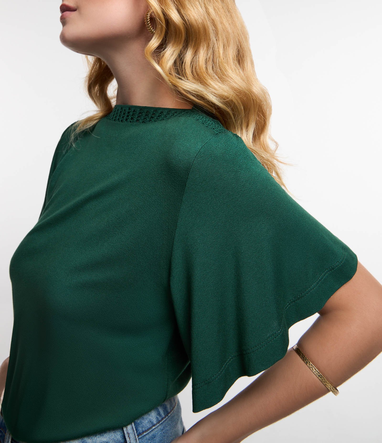 Blusa em Viscose com Gola Canoa Texturizada Verde 2