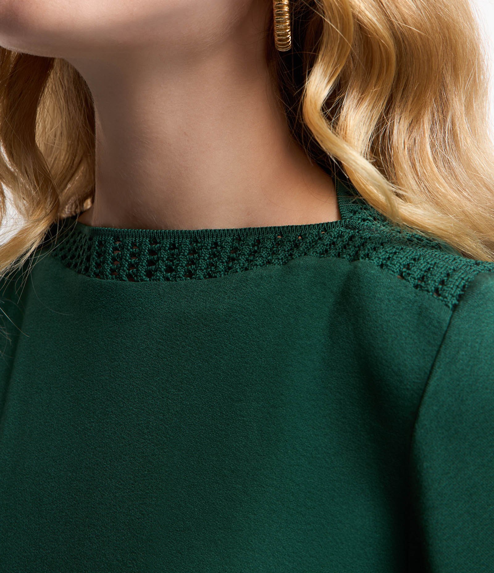 Blusa em Viscose com Gola Canoa Texturizada Verde 4
