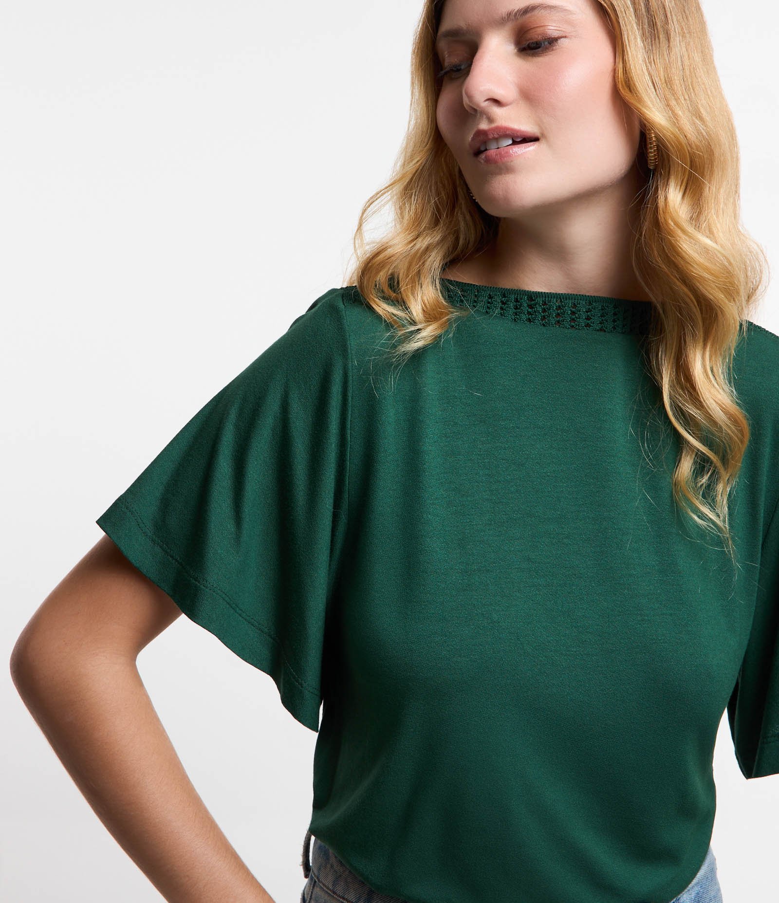 Blusa em Viscose com Gola Canoa Texturizada Verde 5