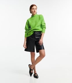 Bermuda Alongada em PU com Bolsos