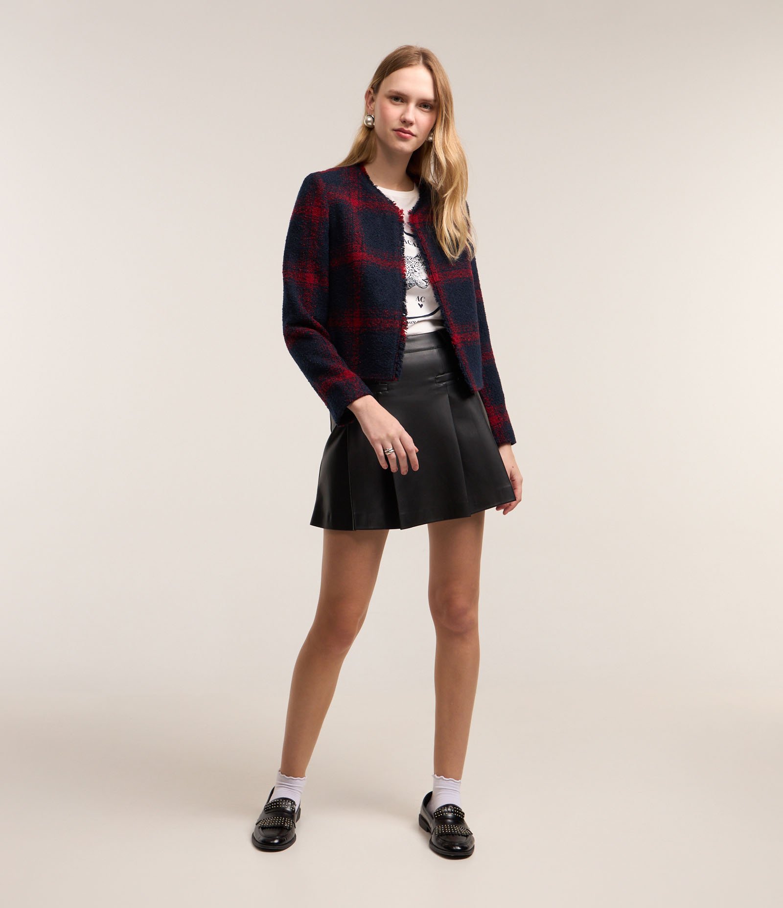 Saia Curta em PU com Passantes no Cós e Pregas Preto 1