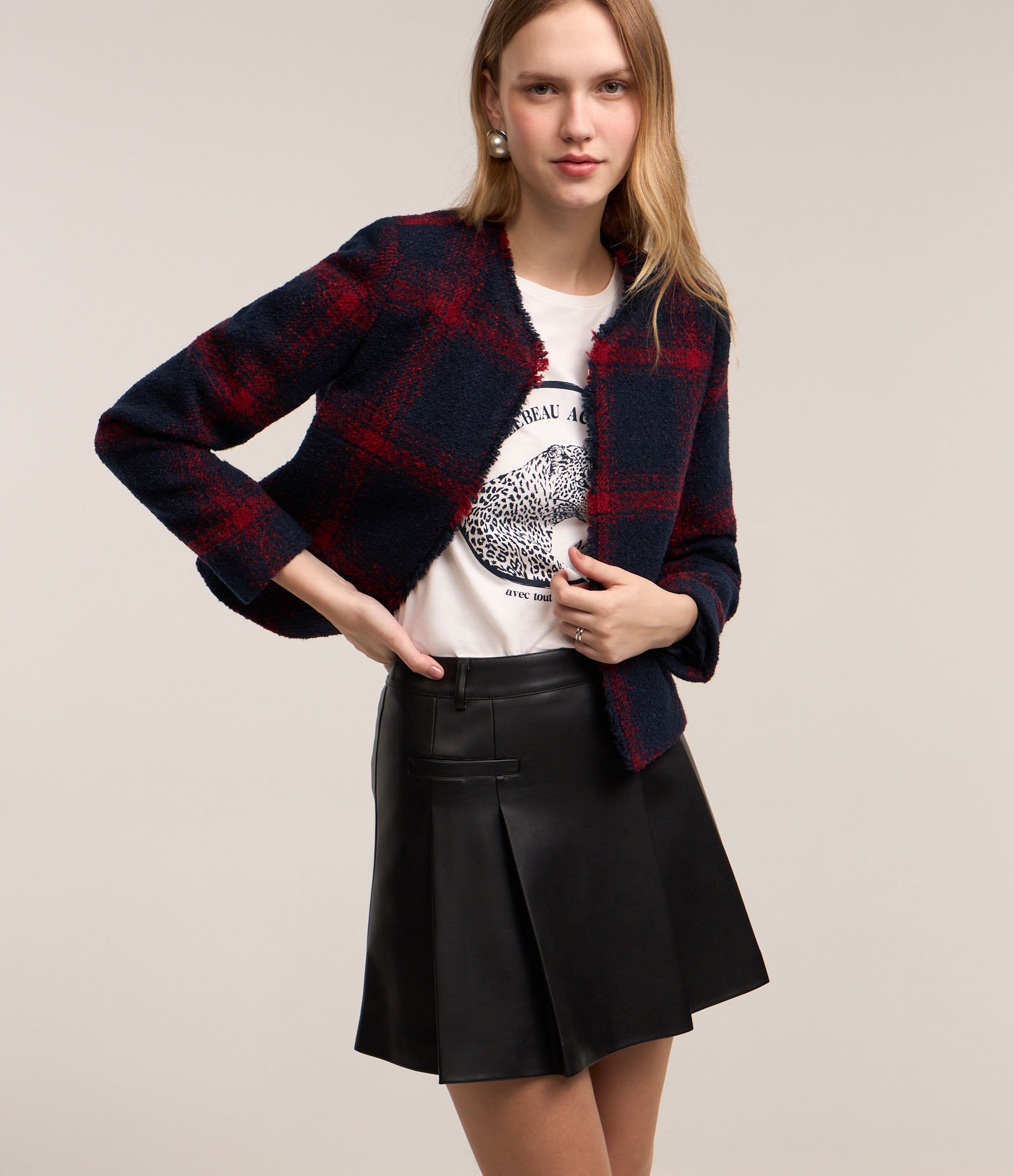 Saia Curta em PU com Passantes no Cós e Pregas Preto 2