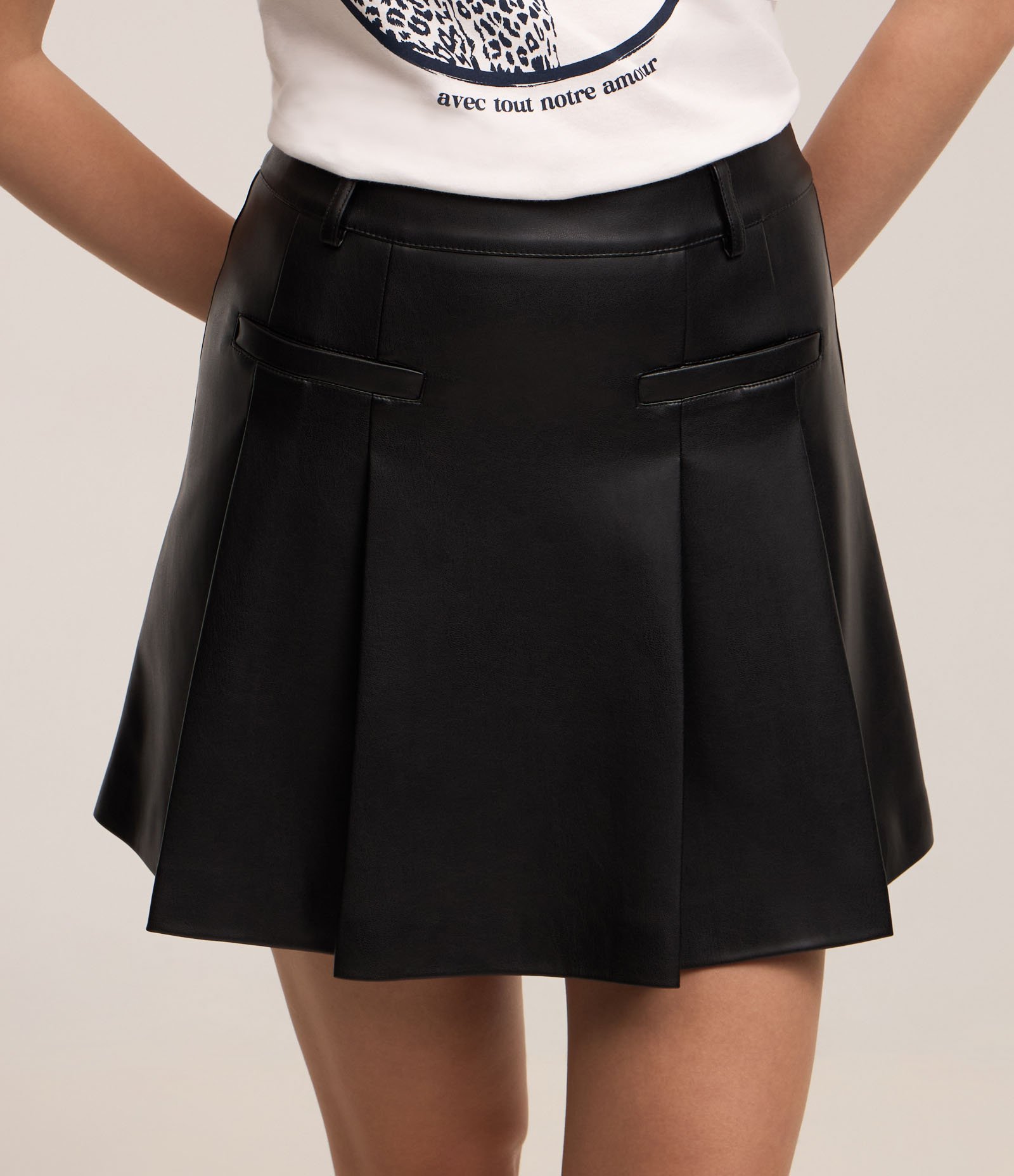 Saia Curta em PU com Passantes no Cós e Pregas Preto 3