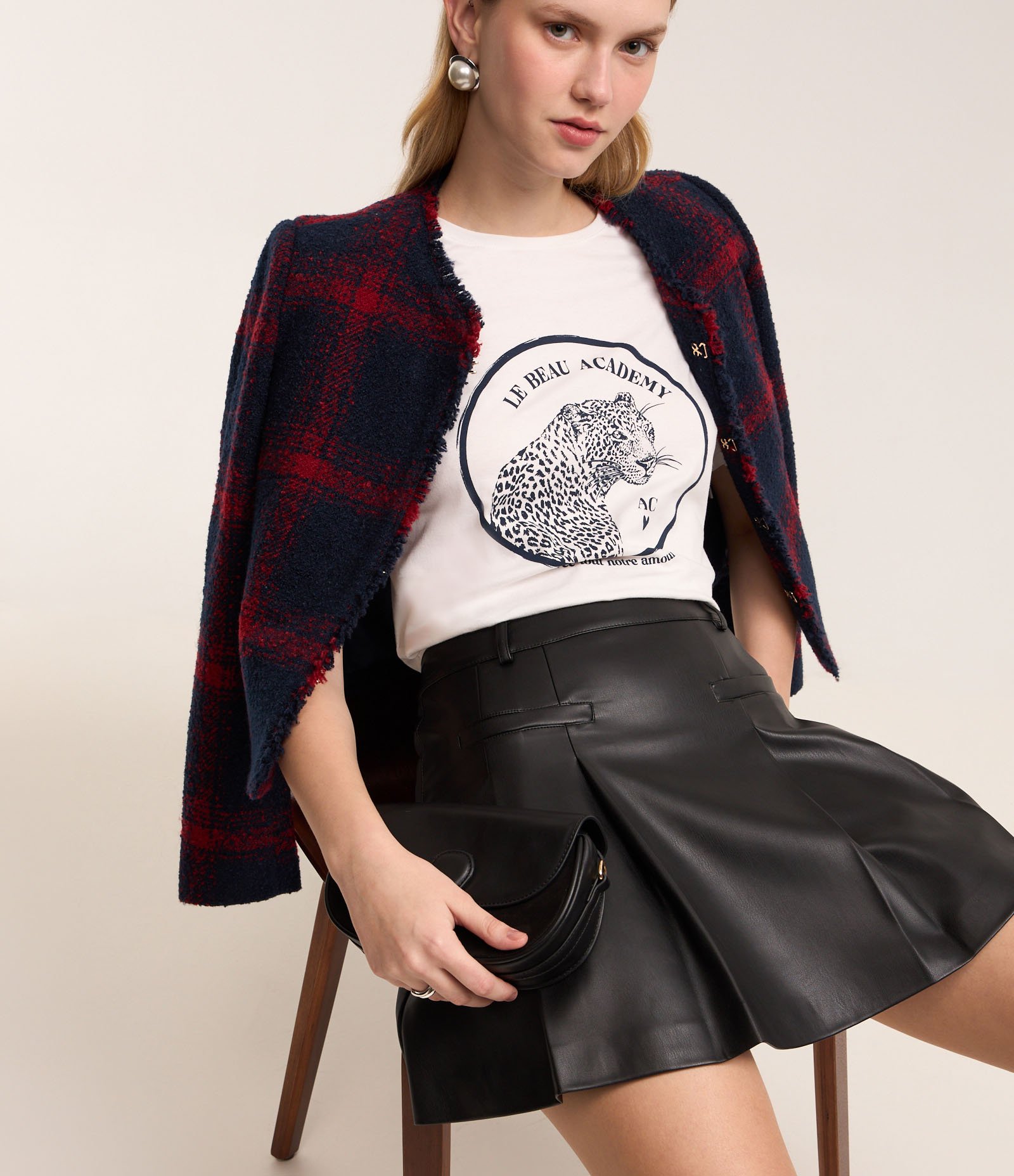 Saia Curta em PU com Passantes no Cós e Pregas Preto 5