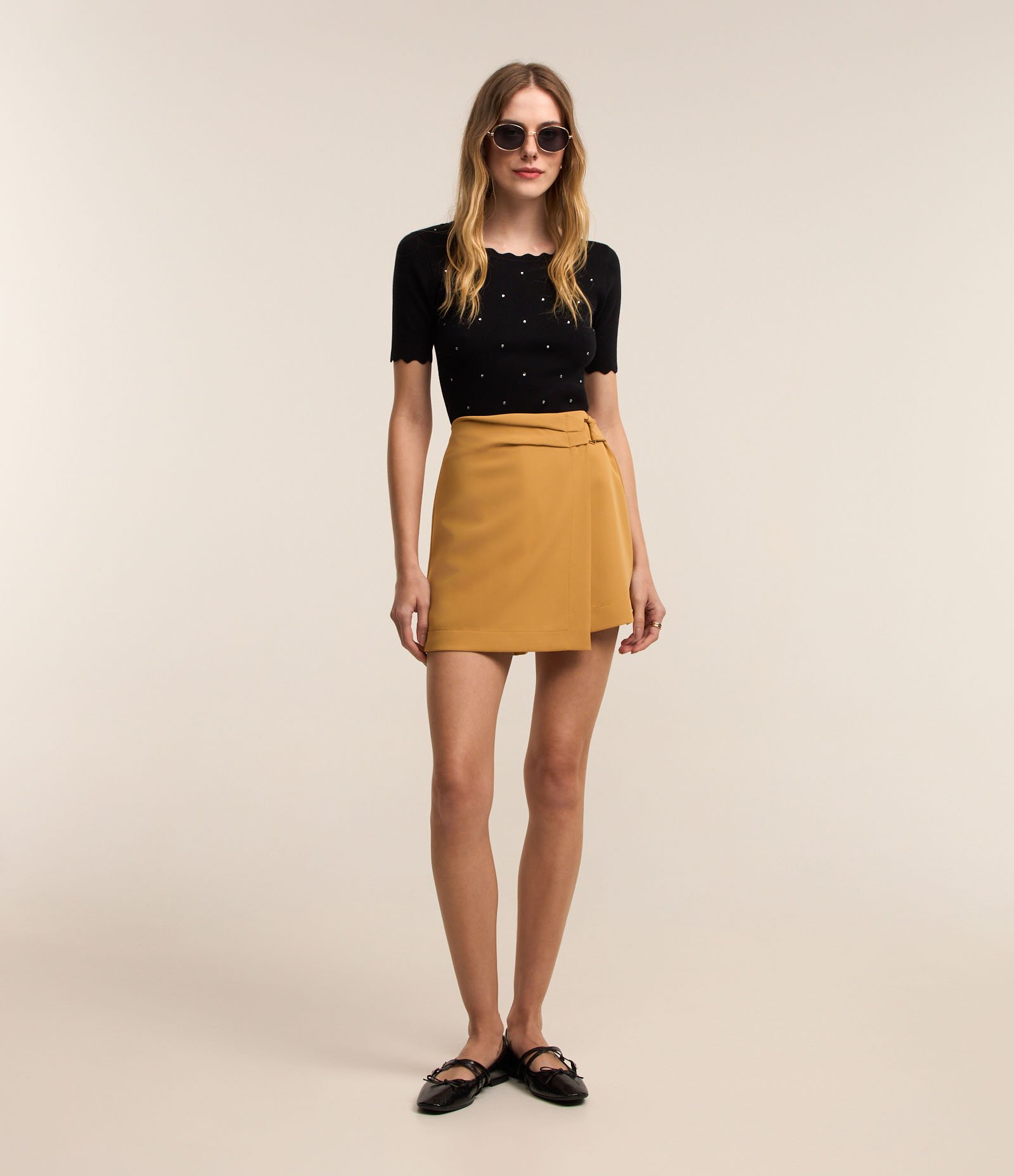 Blusa T-shirt em Tricô com Aplicações e Acabamento Ondulado Preto 2