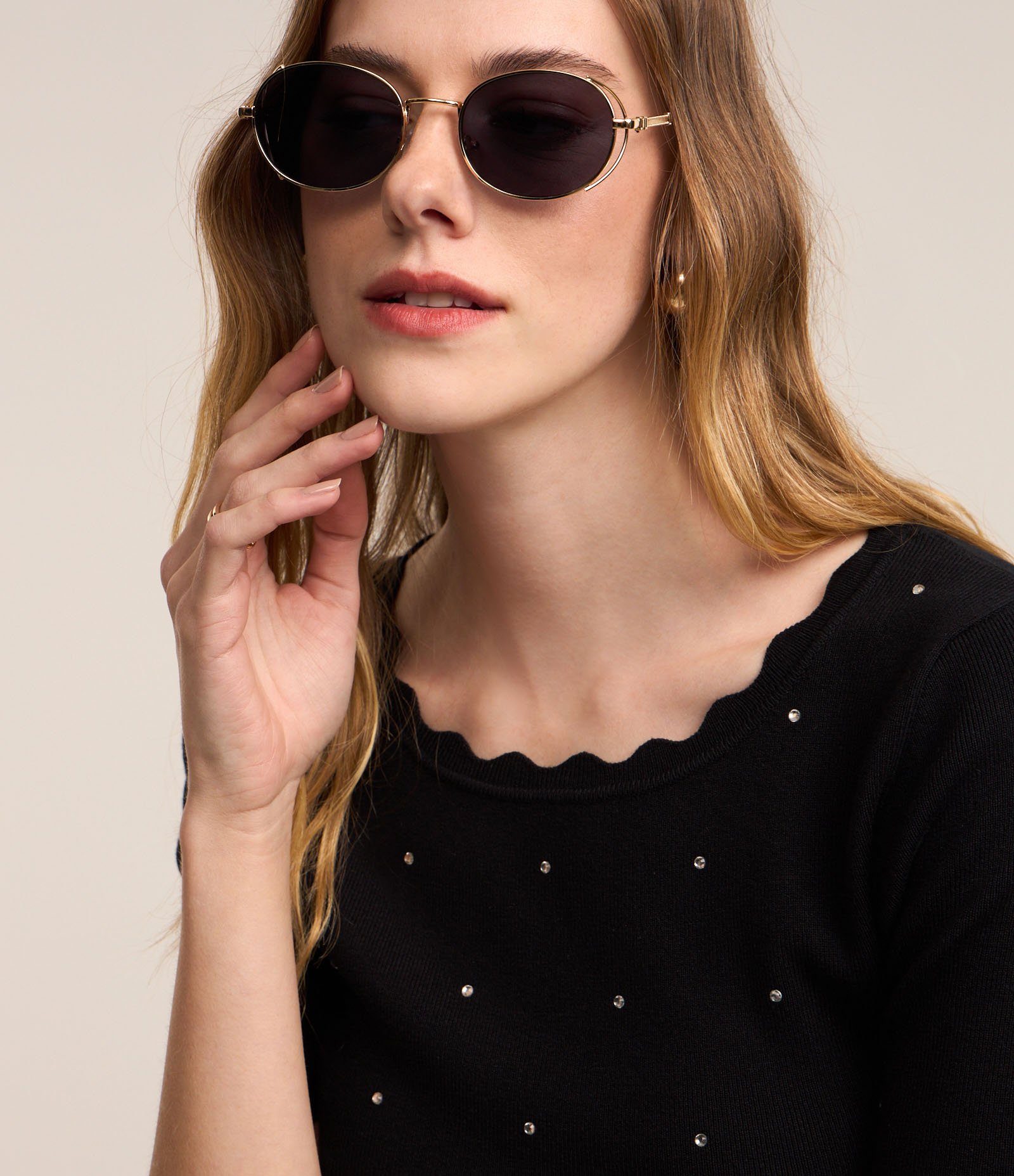 Blusa T-shirt em Tricô com Aplicações e Acabamento Ondulado Preto 3