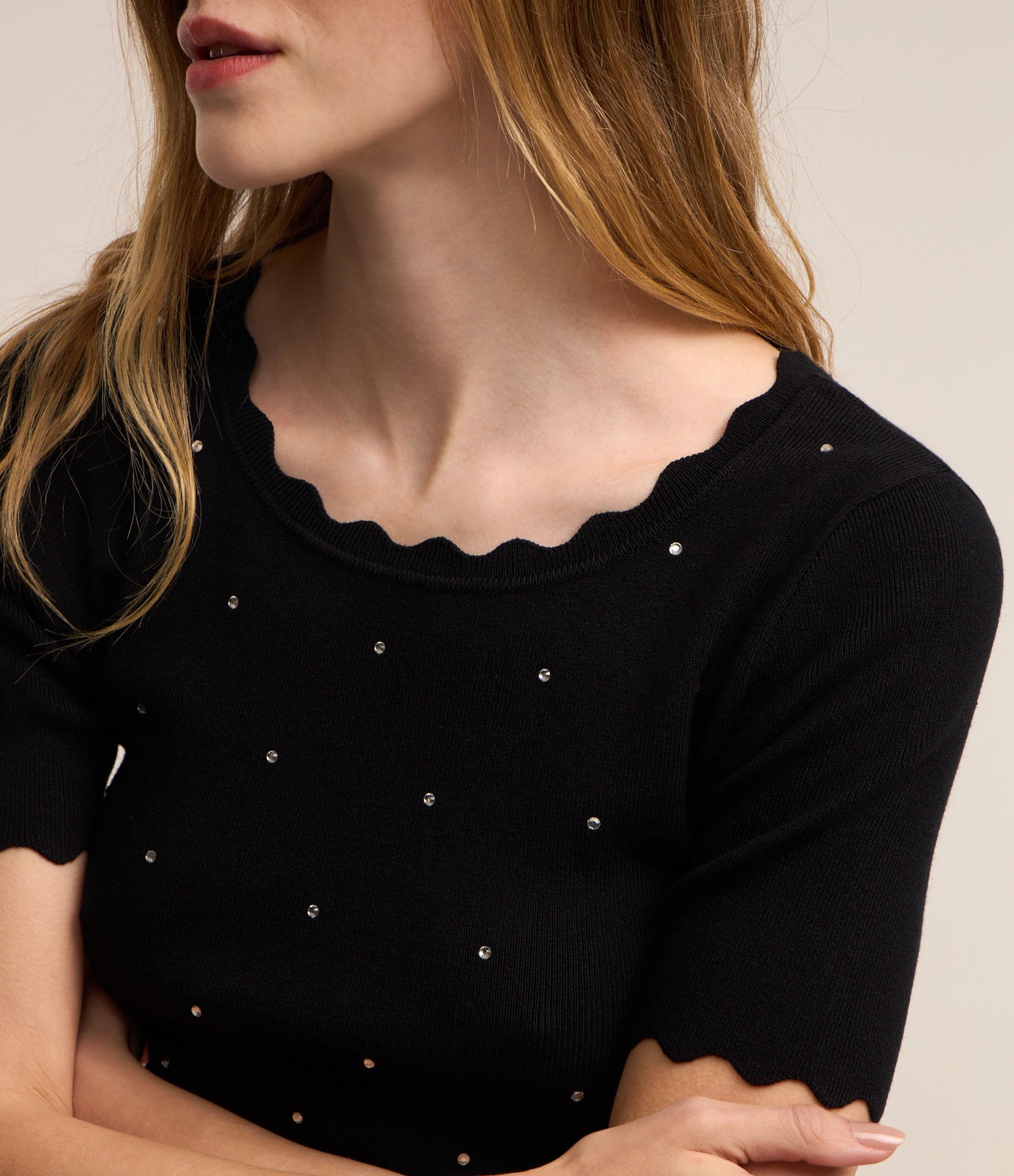 Blusa T-shirt em Tricô com Aplicações e Acabamento Ondulado Preto 4