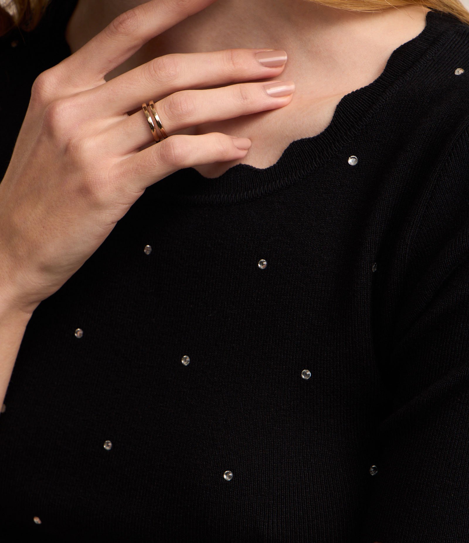 Blusa T-shirt em Tricô com Aplicações e Acabamento Ondulado Preto 5