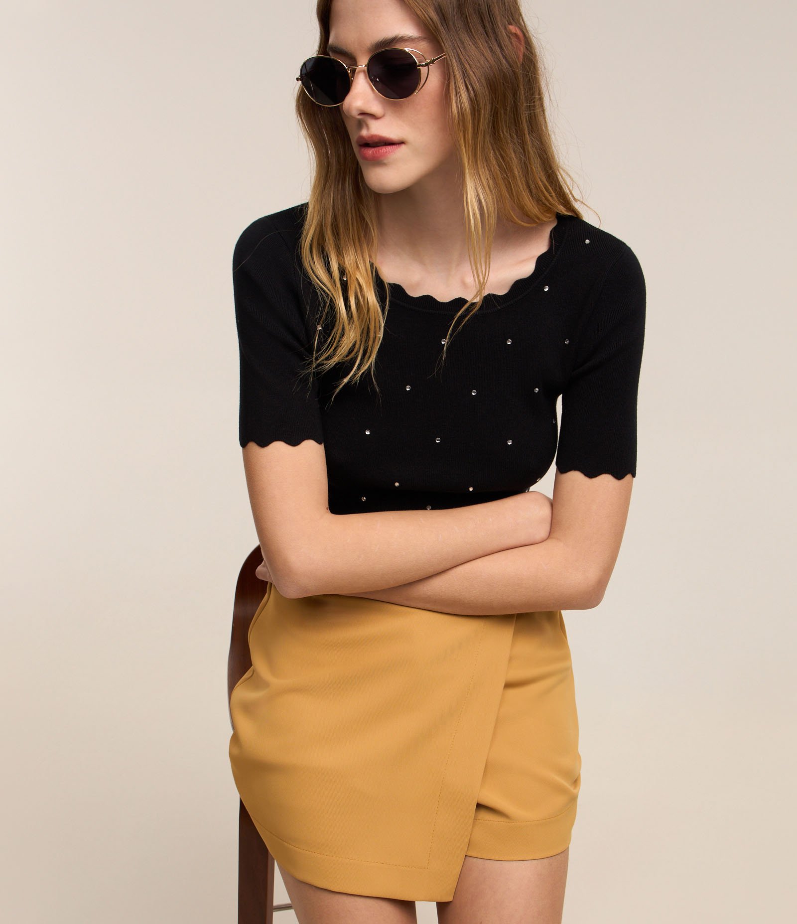 Blusa T-shirt em Tricô com Aplicações e Acabamento Ondulado Preto 6